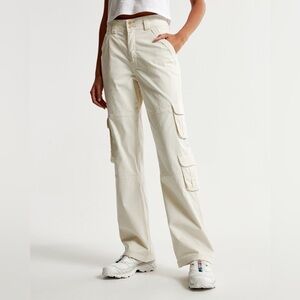 Abercrombie & Fitch Women’s Relaxed Cargo Pant in Cream 
Size 29|8S Cotton